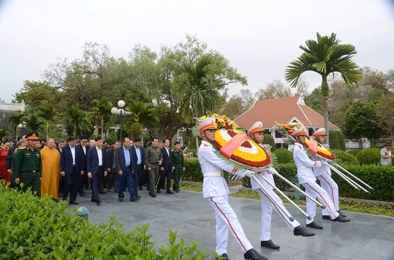 Former young volunteers offer incense to pay their respects to the heroic martyrs at the A1 National Martyrs Cemetery in Dien Bien Phu City.