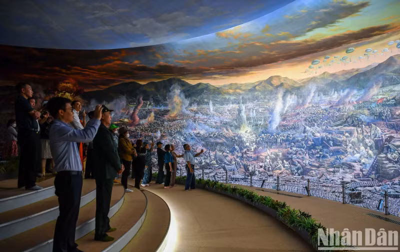 Truong Son (Hanoi) shared: "In my mind, the museum is just a place to display historical artifacts. I was really surprised because history was recreated so realistically on this giant painting. This is truly a new destination not to be missed when traveling to Dien Bien."