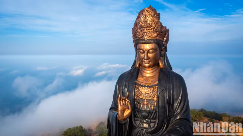 The statue has a compassionate face. Her headwear is engraved with the image of the Amida Buddha, which is meant to honour the Buddha’s wisdom and mercifulness to the world. The left hand holding a jar that pours out the elixir of life represents the action of dispensing blessings and saving living beings from misery and pain. The statue has a compassionate face. Her headwear is engraved with the image of the Amida Buddha, which is meant to honour the Buddha’s wisdom and mercifulness to the world. The left hand holding a jar that pours out the elixir of life represents the action of dispensing blessings and saving living beings from misery and pain.