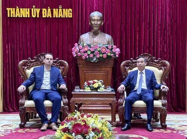 Chairman of the People's Committee of Da Nang city Le Trung Chinh (R) and Politburo member of the French Communist Party Jérémy Bacchi. (Photo: VNA)