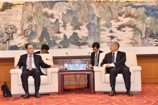 Secretary of the Communist Party of Vietnam (CPV) Central Committee, Chairman of the CPV Central Committee's Commission for External Relations Le Hoai Trung (L) meets with Standing Vice President of the CPC’s Central Party School Xie Chun Tao. (Photo: VNA)