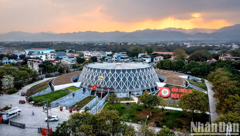The Dien Bien Phu Historical Victory Museum was built in 2012 and inaugurated in 2014 on the occasion of the 60th anniversary of the Dien Bien Phu victory. This is a project with modern architecture. The outer shape is designed as a bamboo hat covered with camouflage net, along with a system of concrete and reinforced steel spokes to create a diamond shape symbolizing the army combat uniform of Dien Bien soldiers in the past.