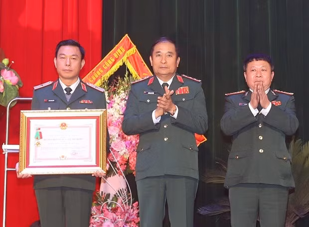 Sen. Lieut. Gen. Phung Si Tan, Deputy Chief of the General Staff of the Vietnam People's Army (Centre) presents the Fatherland Protection Order, third-class, to Vietnam National Mine Action Centre