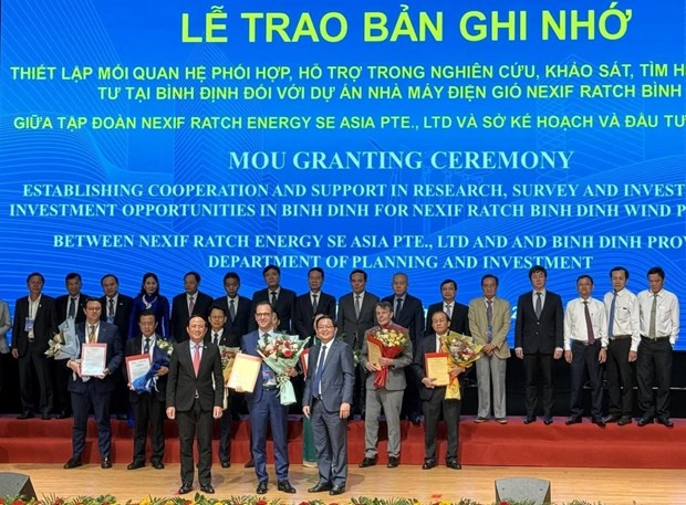 The Binh Dinh People's Committee hands over cooperation deals and MoUs to investors at the investment promotion conference on March 29. (Photo: VNA)