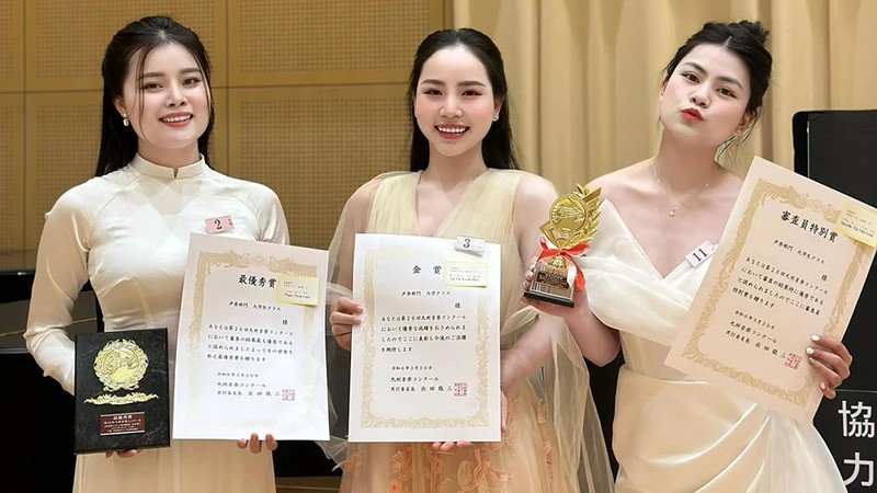Contestants Pham Thuy Linh, Nguyen Thi Yen Linh, and Le Thi Tuyet Anh at the competition.