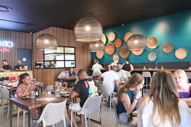 Diners enjoy Vietnamese cuisine at the restaurant. (Photo: VNA)