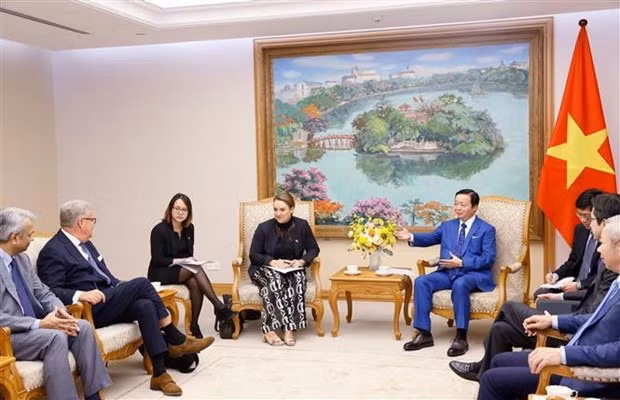 Deputy Prime Minister Tran Hong Ha hosts a reception for Deputy Head of Mission of the Danish Embassy in Vietnam Mette Ekeroth and President and CEO of Vestas Group Anders Runevad in Hanoi on March 13. (Photo: VNA)