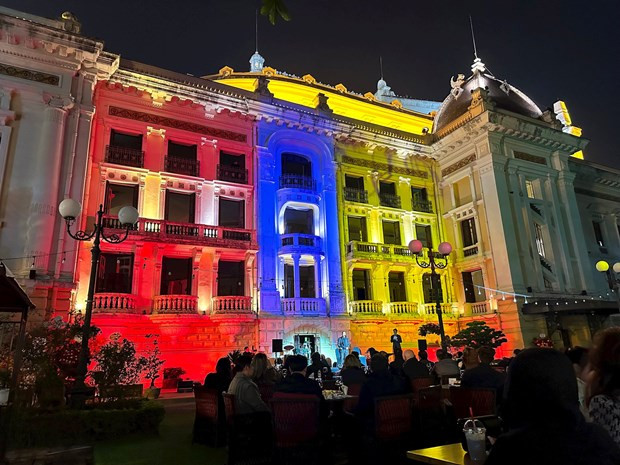 People enjoy music and architectural beauty of the Hanoi Opera House at night. (Photo: hanoimoi.vn)