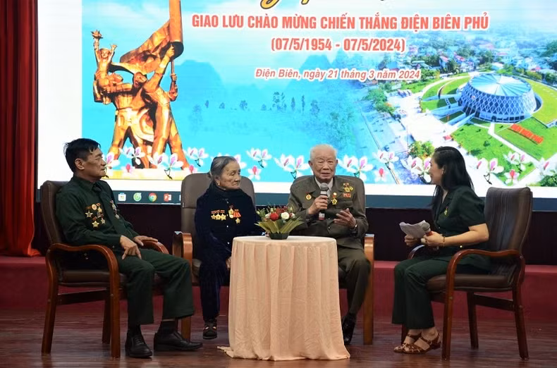 Members of the Association of Former Vietnamese Youth Volunteers talking traditional stories to the young generation of Dien Bien.