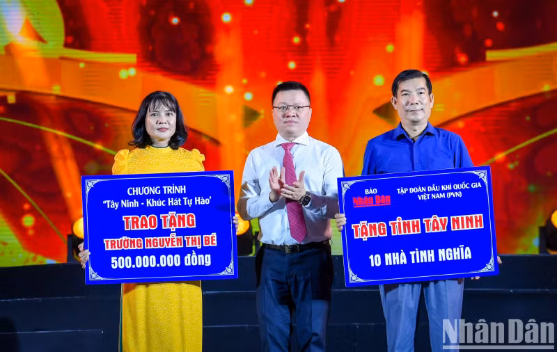 Nhan Dan Newspaper presented 10 social houses to Tay Ninh Province and donated 500 million VND (20,150 USD) to Nguyen Thi Be Secondary School in Go Dau District. Nhan Dan Newspaper presented 10 social houses to Tay Ninh Province and donated 500 million VND (20,150 USD) to Nguyen Thi Be Secondary School in Go Dau District.