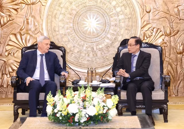 Secretary of the Party Central Committee and Chairman of its Commission for External Relations Le Hoai Trung receives Russian First Deputy Minister for Foreign Affairs Vladimir Titov. (Photo: VNA)