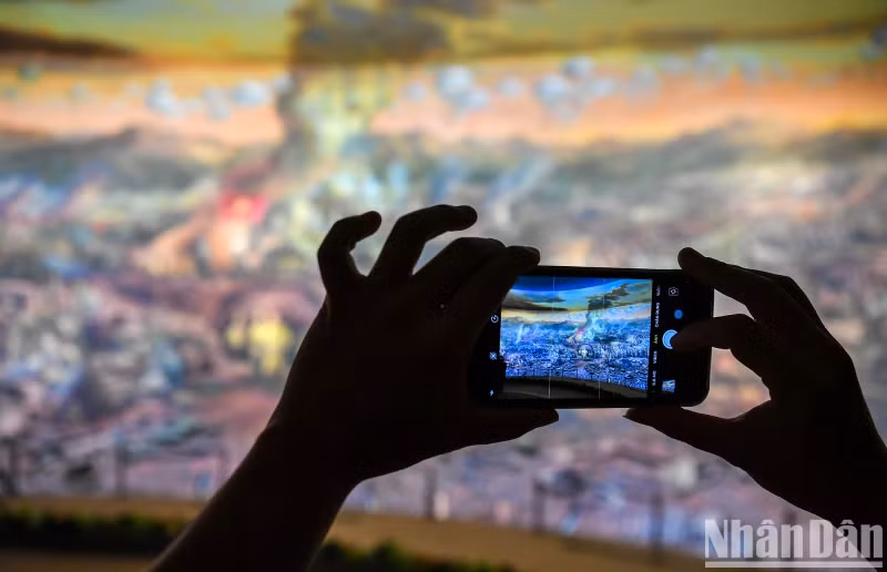 "When I look at the painting, I imagine that I am living in the heroic atmosphere of my ancestors in the past with the Dien Bien Phu campaign. I feel more deeply about the victories as well as the losses and sacrifices of my ancestors, who have brought us a peaceful life today" - Toan, a tourist from Hai Phong shared.