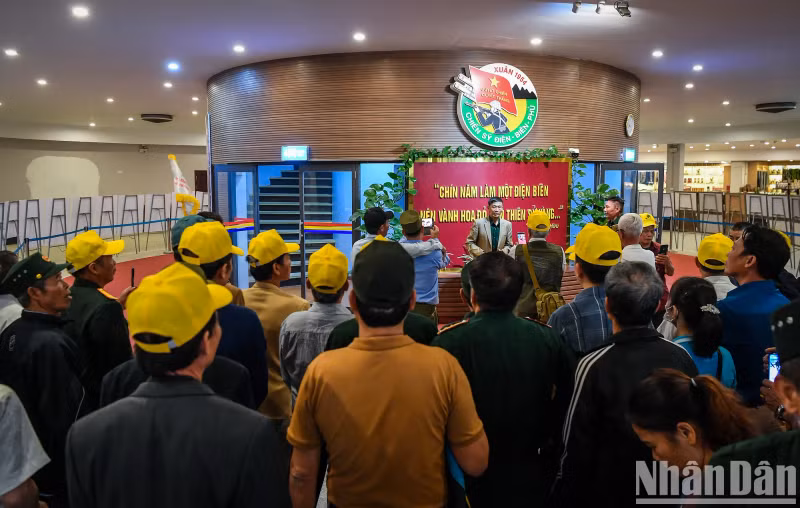 [In Pictures] Panorama depicting historic Dien Bien Phu Victory brings emotions to veterans and tourists ảnh 3