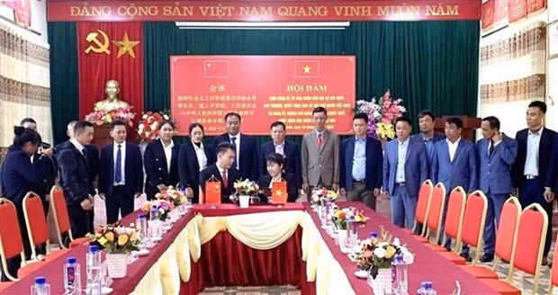 The delegation of Qushui town, Jiangcheng county (Yunnan province of China) and officials of Sen Thuong and Sin Thau communes,Muong Nhe district, Dien Bien province sign an agreement on cross-border cooperation, Dien Bien, Dec 11. (Photo: VNA)