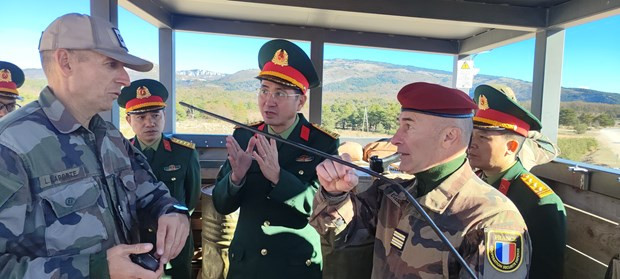 Colonel Pham Manh Thang, Director of the Vietnam Department of Peacekeeping Operations (VDPO), talks to French army officers. (Photo: VDPO)