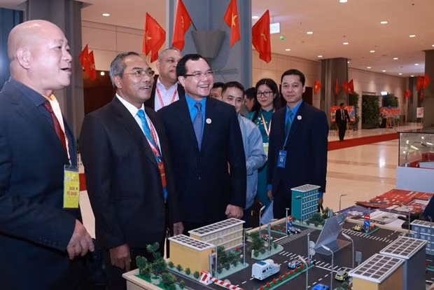 Delegates to the 13th National Congress of VGCL visit an exhibition featuring VGCL's performance in the 2018-2023 term. (Photo: VNA)