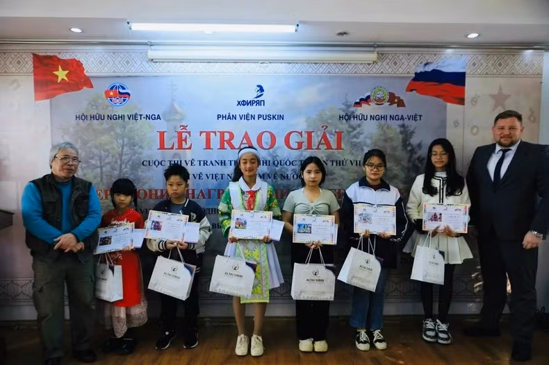 Winners of the Vietnam-Russia painting contest honoured