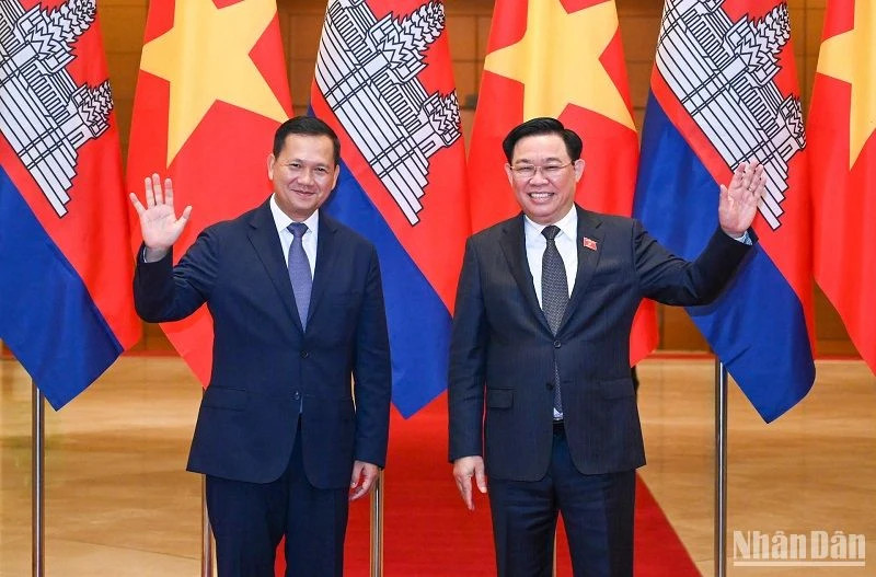 National Assembly Chairman Vuong Dinh Hue (R) meets with visiting Cambodian Prime Minister Samdech Moha Borvor Thipadei Hun Manet in Hanoi on December 11, 2023. (Photo: NDO)