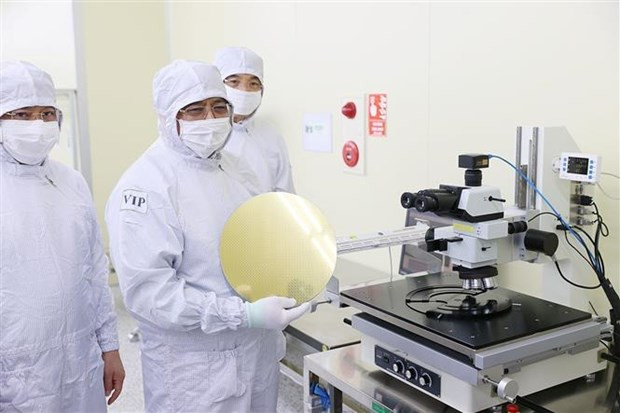Prime Minister Pham Minh Chinh on December 23 visits Hana Micron Vina Ltd. - the first semiconductor chip manufacturer in the northern region, (Photo: VNA)