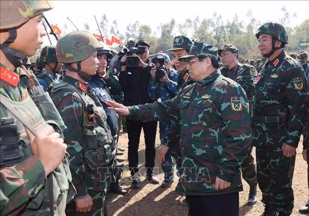 Prime Minister Pham Minh Chinh visits officers and soldiers joining the exercise (Photo: VNA)