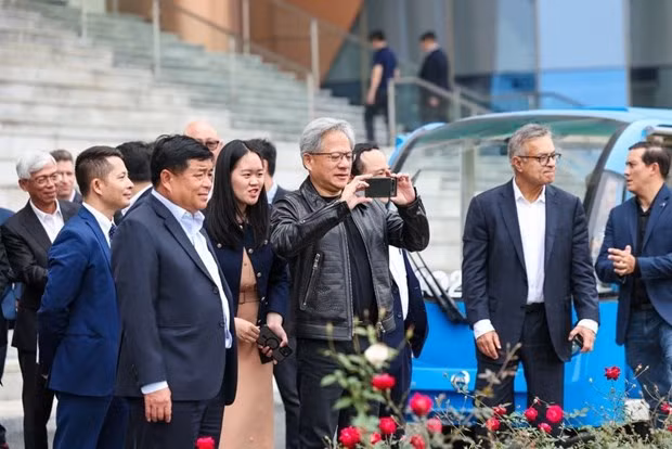 President and CEO of the US chip giant Jensen Huang (third, right) visits Vietnam's largest innovation space at the Vietnam National Innovation Centre in Hoa Lac Hi-tech Park in Hanoi. (Photo: VNA)