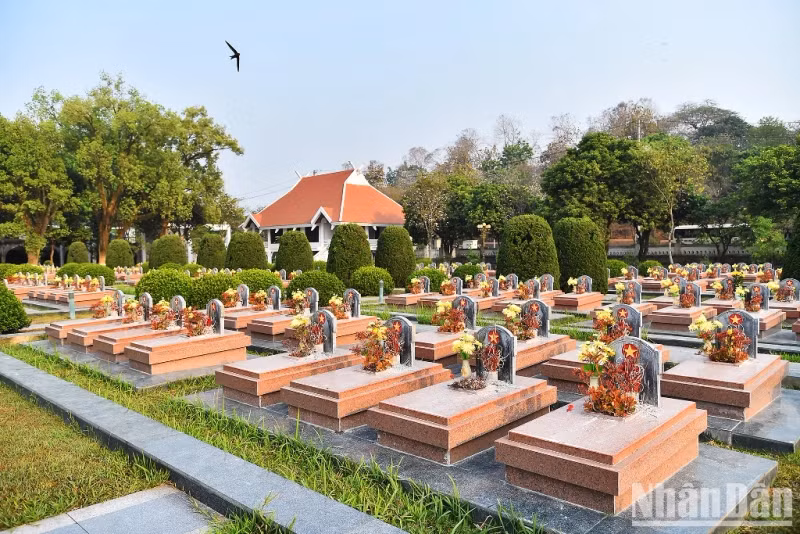 There are 644 graves of military officers and soldiers who sacrificed heroically in the Dien Bien Phu campaign. Most of the graves are anonymous, with only four having the names of heroic martyrs: To Vinh Dien, Phan Dinh Giot, Be Van Dan, and Tran Can.