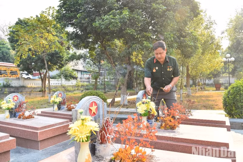 Offering incense to commemorate the heroes and martyrs, the veterans were filled with emotion as they looked back at the past, the glorious history of their predecessors.