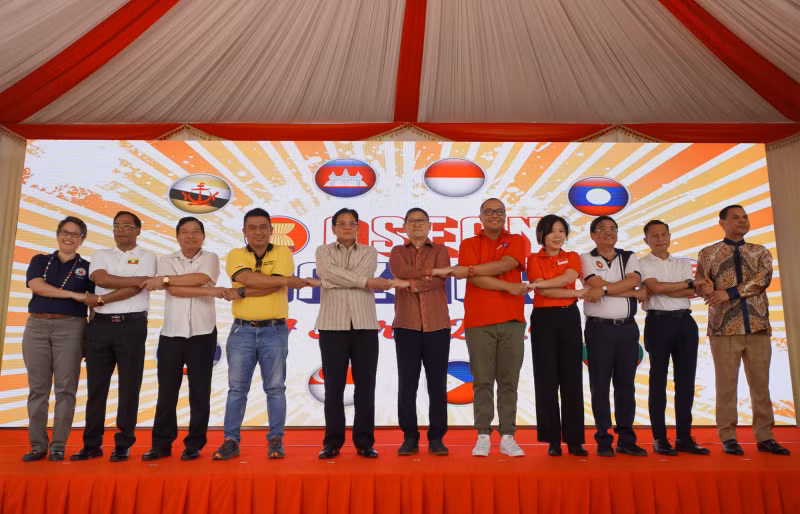 Sok Chenda Sophea, Deputy Prime Minister and Minister of Foreign Affairs and International Cooperation of Cambodia, (middle) took souvenir photos with ambassadors and representatives of the embassies of ASEAN countries. (Photo: Nguyen Hiep)