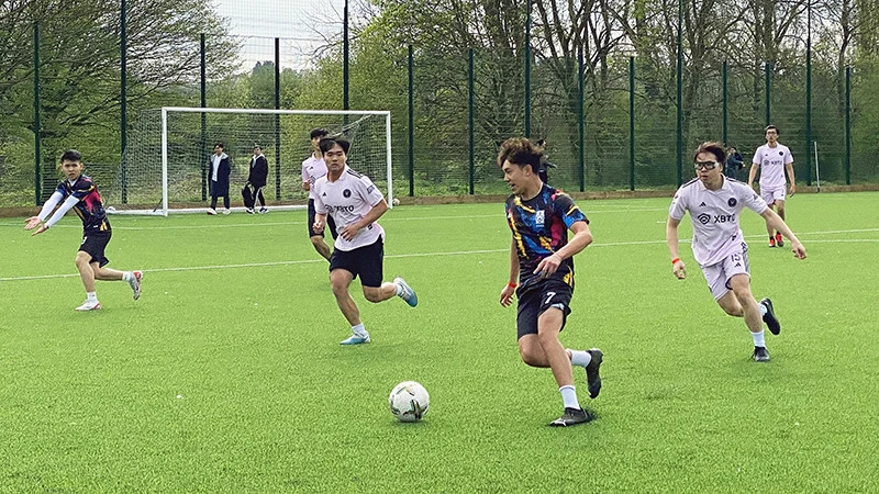Exciting matches at the Vietnamese Student Football Tournament - SVUK Cup 2024.