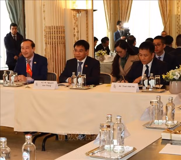 Minister of Transport Nguyen Van Thang (middle) at the working session. (Photo: VNA)