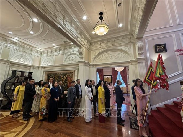 Ambassador Nguyen Quoc Dung and officials of the Vietnamese Embassy and Vietnamese representative offices in the US offer incense to Hung Kings (Photo: VNA)