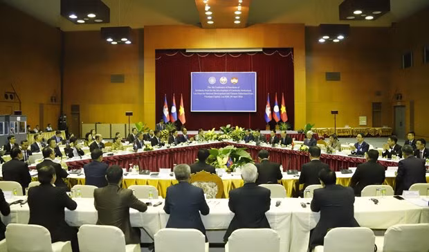 The fifth conference of the presidents of the Cambodian, Lao, and Vietnamese fronts in Vientiane on April 9 (Photo: VNA)