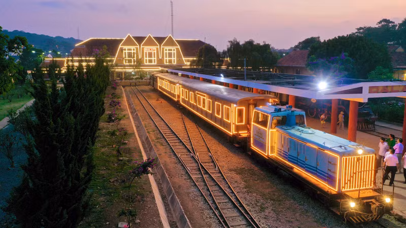 Da Lat night train service offers unique tourist experience
