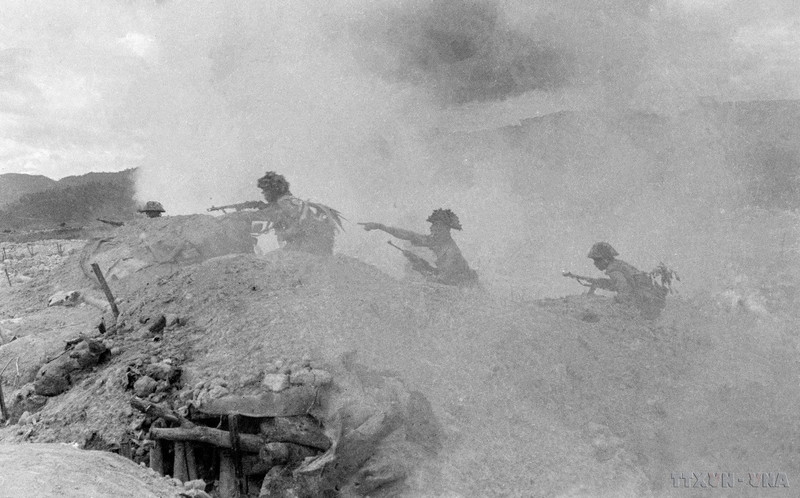 Vietnamese soldiers' units attacking the enemy on hill A1. (Photo: VNA)