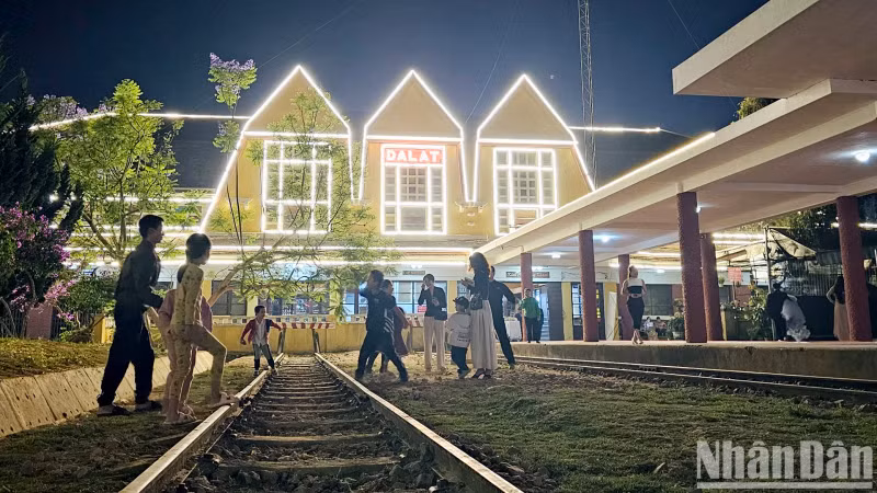 Before boarding, tourists can explore and take check-in photos at Da Lat Station, a unique architectural structure inspired by Langbiang Mountain and the traditional “Rong” house - a variation of stilt houses unique to the Central Highlands in Vietnam.