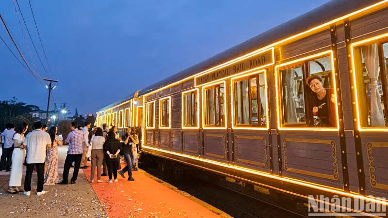 Trains are scheduled to depart Da Lat Station at 6:15 pm and 8:20 pm and leave Trai Mat Station at 7:15 pm and 9:20 pm. Fares range from 72,000 VND to 100,000 VND (2.9 - 4 USD) for each way, according to the VNR.