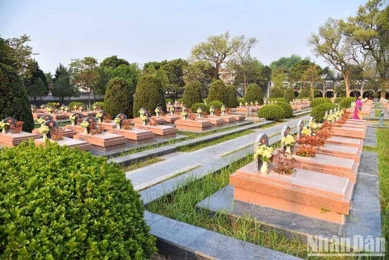 The A1 Martyrs Cemetery serves as a historical witness, reminding young generations today and tomorrow to always follow the example and remember the merits of the fallen heroes and the revolutionary traditions of their fathers to strive to work and study to build a rich and beautiful homeland.