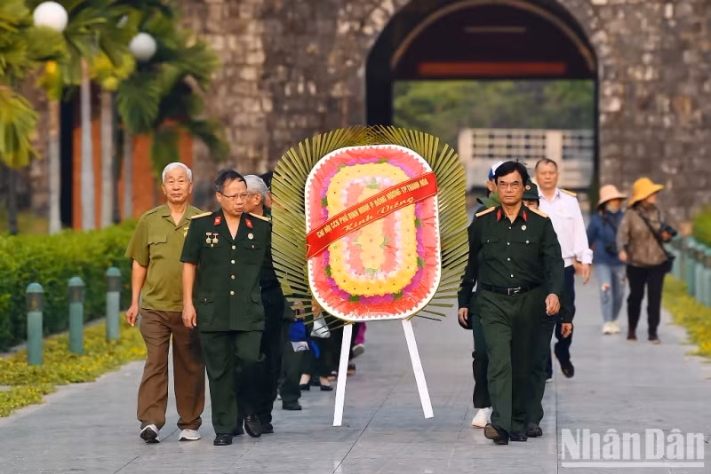 Every year, on holidays and Tet, especially on events marking the anniversary of the Dien Bien Phu Victory (May 7) and the War Invalids and Martyrs Day (July 27), many relatives and children of martyrs return to the cemetery to pay respect to the heroic spirits of heroes and martyrs at A1 Martyrs Cemetery.