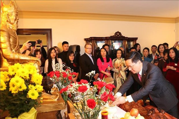 Vietnamese people in attend the ceremony to mark the commemorative anniversary of the Hung Kings
