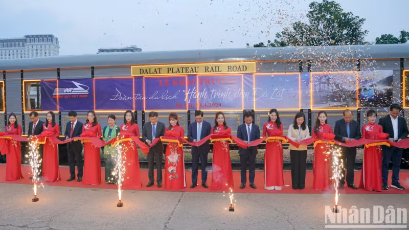 Delegates at the opening ceremony of the tourist train "Da Lat Night Journey".
