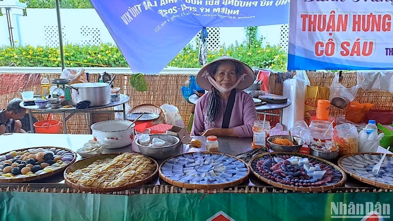 A pavilion displays folk cakes at the 4th Southern Folk Cake Festival. A pavilion displays folk cakes at the 4th Southern Folk Cake Festival.