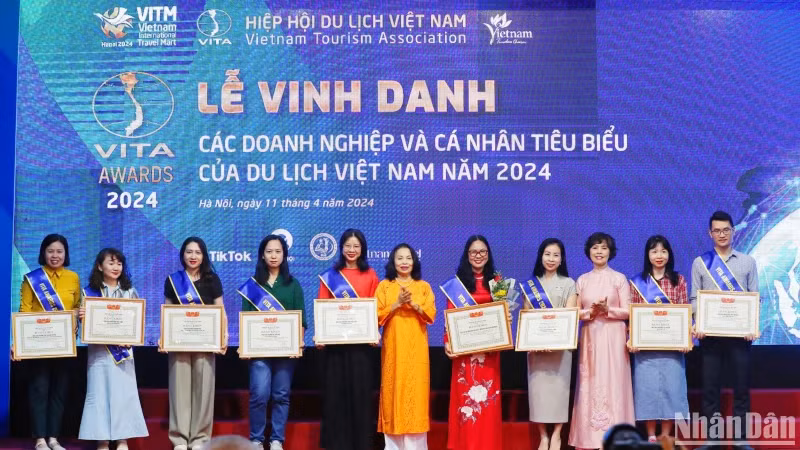 Journalists honoured at VITA AWARDS 2024.