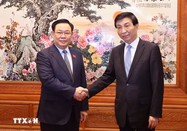 National Assembly (NA) Chairman Vuong Dinh Hue (left) and Wang Huning, member of the Standing Committee of the Political Bureau of the Communist Party of China (CPC) Central Committee and Chairman of the Chinese People's Political Consultative Conference (CPPCC) National Committee. (Photo: VNA)
