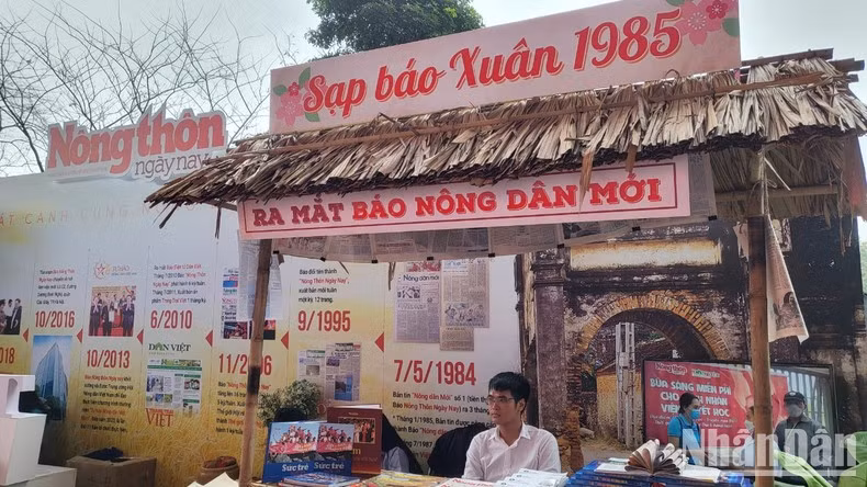 Nong Thon Ngay Nay (Countryside Today) Newspaper's booth brings an idyllic image of the Vietnamese countryside with village gates, and brick walls. According to Yen from Nong Thon Ngay Nay Newspaper said that the newspaper's booth is small, but it captures its glorious history.