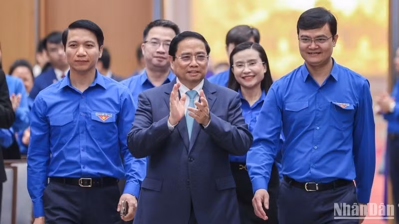 PM Pham Minh Chinh and participants at the dialogue, which aims to give a chance for youngsters to speak out their proposals and aspirations (Photo: NDO)