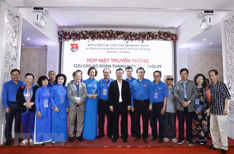 President meets former youth union officials ảnh 1