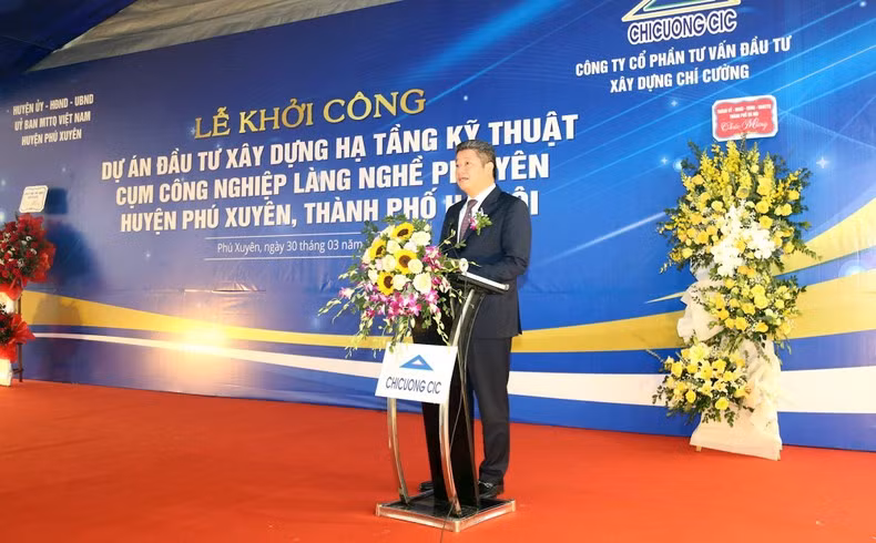 Vice Chairman of Hanoi People's Committee Nguyen Manh Quyen speaks at the ground-breaking ceremony.