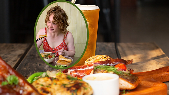 American actress Corrin Carlson enjoys Vietnamese street food. (Photo: What about Viet Nam)