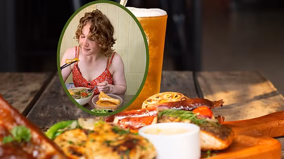 American actress Corrin Carlson enjoys Vietnamese street food. (Photo: What about Viet Nam)