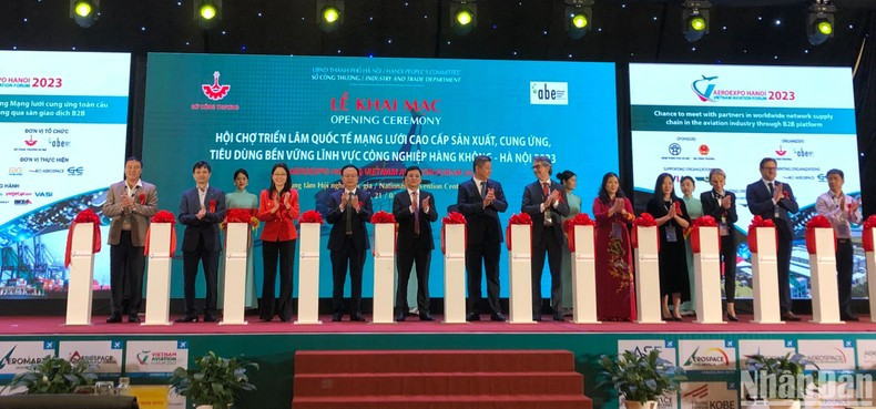 Delegates cut the ribbon to open the expo